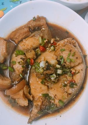 Hình của món Cá bớp kho ba rọi.