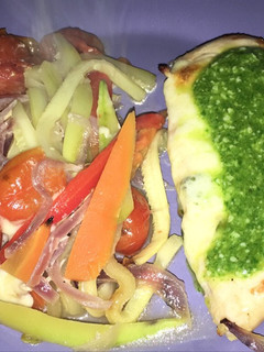 Una foto de Pechugas con pesto y verduras para 4 personas