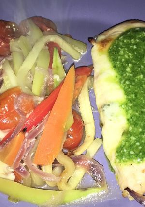 Una foto de Pechugas con pesto y verduras para 4 personas