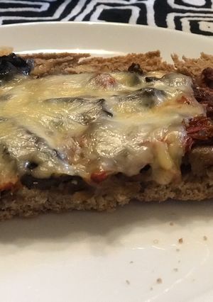 Una foto de Pizza de hongos y tomates con masa de avena