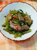 Gebratener Wasserspinat = PAD PAK BUNG mit Rinderfilet