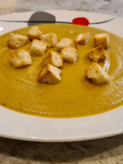Una foto de Crema de berenjena, zanahoria y calabacín