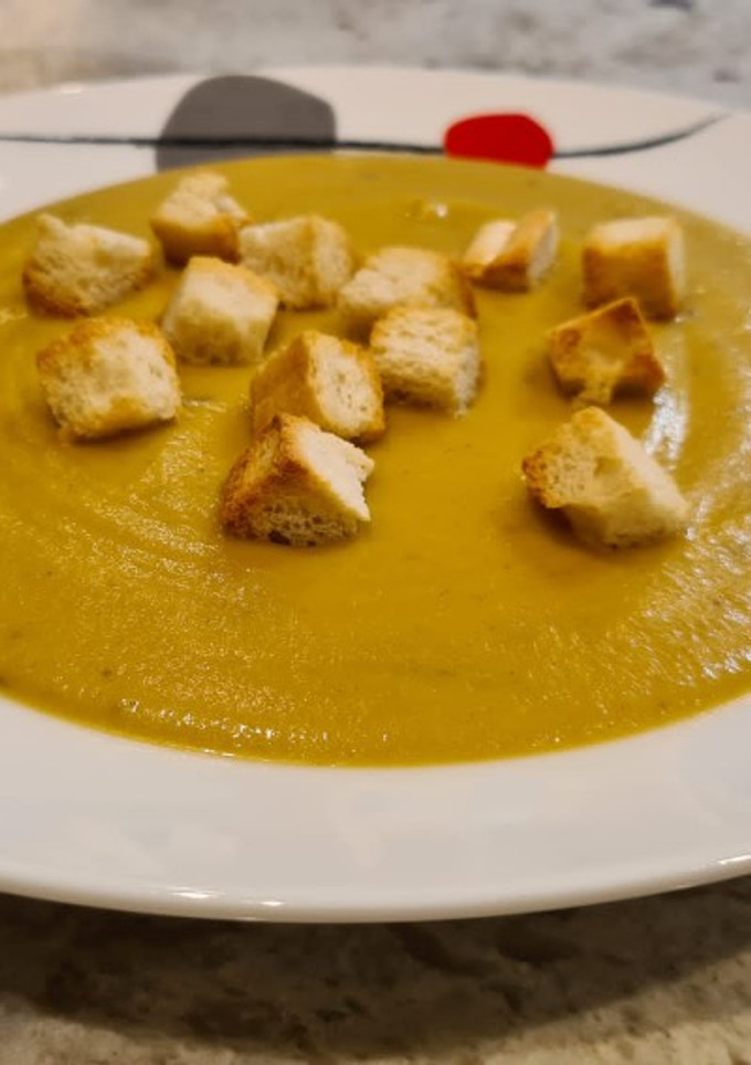 Una foto de Crema de berenjena, zanahoria y calabacín