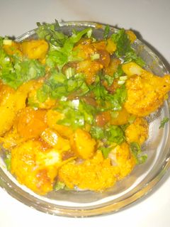 आलू फ्लावर की मसालेदार सूखी सब्जी (Aloo flower i masaledar sookhi sabzi recipe in hindi) रेसिपी मुख्य फोटो