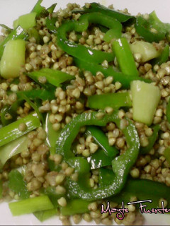 Una foto de Trigo sarraceno salteado con puerro y pimiento verde (receta vegana)