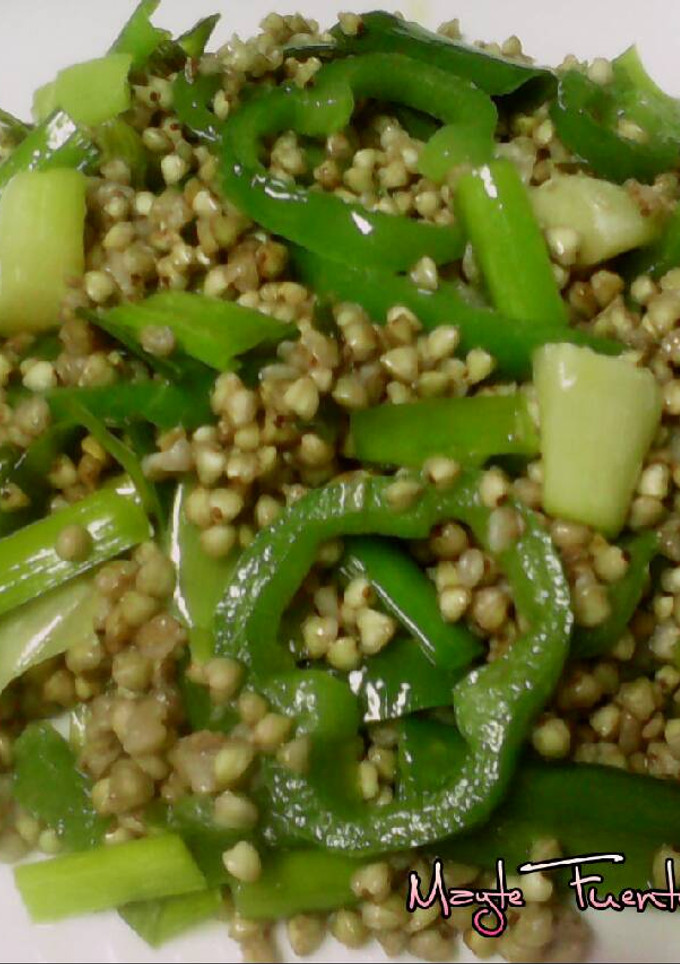 Una foto de Trigo sarraceno salteado con puerro y pimiento verde (receta vegana)