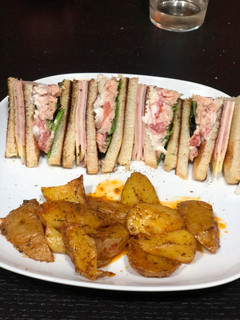 Una foto de Patatas cajún (10 minutos) y sándwich especial !!!!