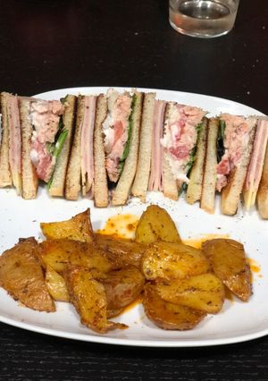 Una foto de Patatas cajún (10 minutos) y sándwich especial !!!!