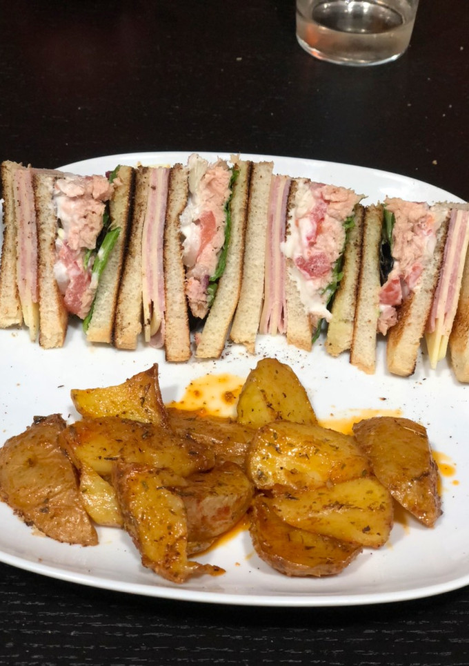 Una foto de Patatas cajún (10 minutos) y sándwich especial !!!!