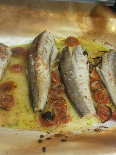 Una foto de Pescado al horno con tamatitos cherry y cebolla