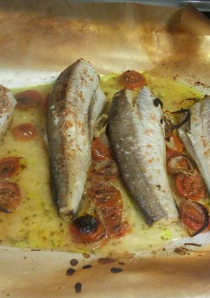 Una foto de Pescado al horno con tamatitos cherry y cebolla