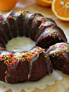 Una foto de Bizcocho de chocolate y naranja con glaseado de yogur