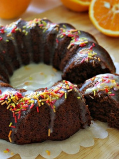 Una foto de Bizcocho de chocolate y naranja con glaseado de yogur