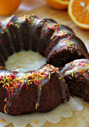 Una foto de Bizcocho de chocolate y naranja con glaseado de yogur