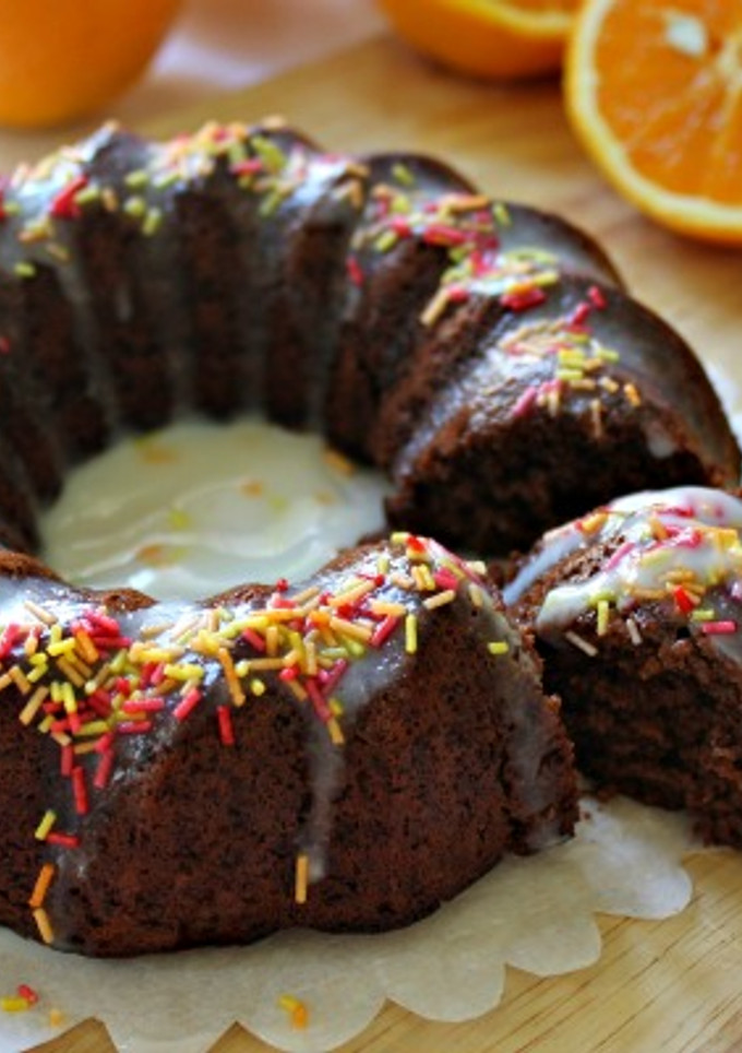 Una foto de Bizcocho de chocolate y naranja con glaseado de yogur