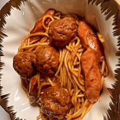 A picture of Creamy tomato pasta / meatballs.