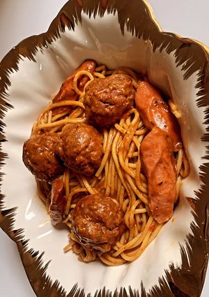 A picture of Creamy tomato pasta / meatballs.