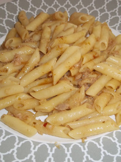 Una foto de Macarrones con atún y salsa cayenne