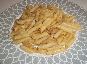 Una foto de Macarrones con atún y salsa cayenne