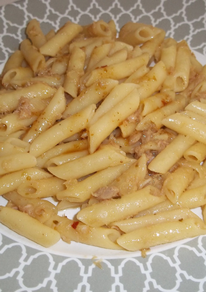 Una foto de Macarrones con atún y salsa cayenne