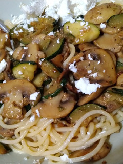 Foto de Cogumelos e courgette salteados