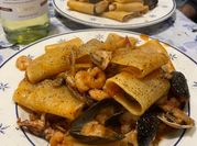 Una foto di paccheri allo scoglio