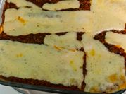 Una foto de lasagna cerdo