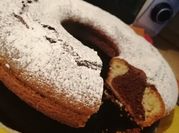 Una foto di ciambella cioccolato e yogurt