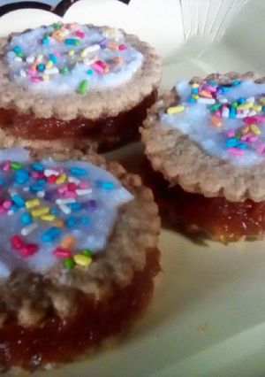 Una foto de Alfajores integrales de membrillo festivos 🎉\(ϋ)/♩