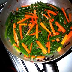A picture of French beans and carrots.