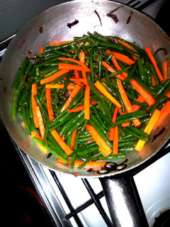 A picture of French beans and carrots.