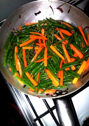 A picture of French beans and carrots.