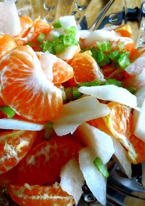 Una foto de Ensalada de mandarina y jícama con jalapeño