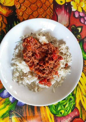 Una foto de Arroz con atún al curry