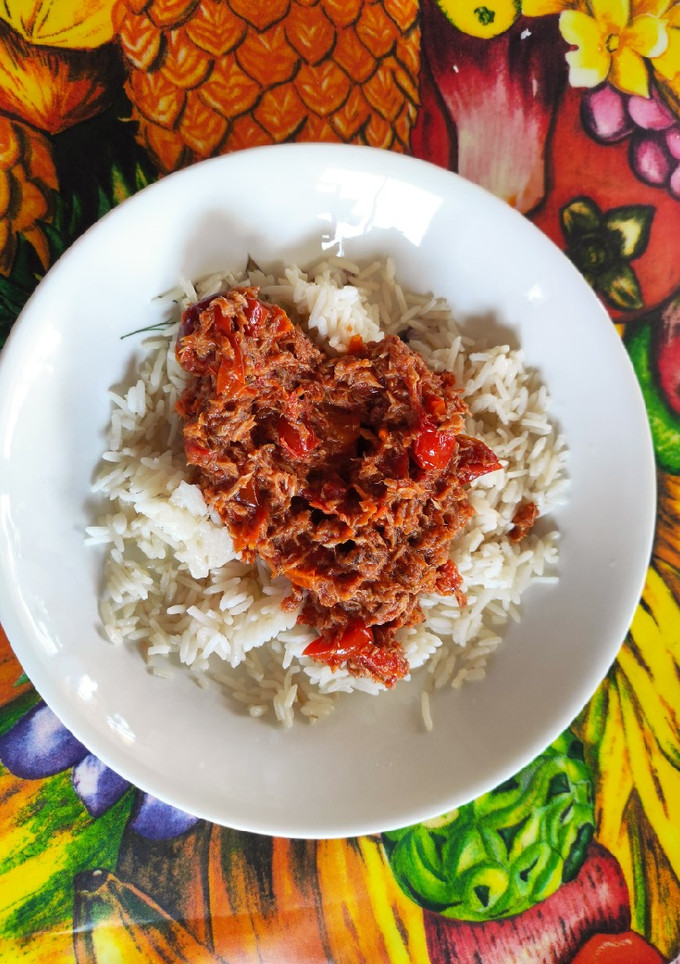 Una foto de Arroz con atún al curry