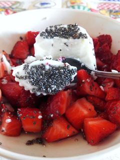 Una foto de Queso fresco con fresas
