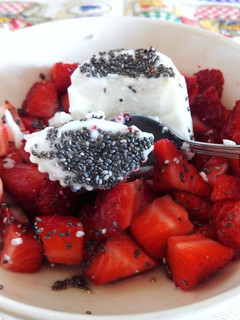 Una foto de Queso fresco con fresas