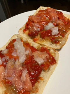 Una foto de Pan con pimiento asado, y bacalao y salmón marinados