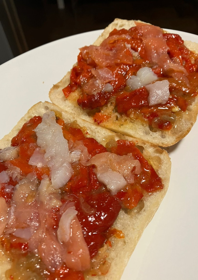 Una foto de Pan con pimiento asado, y bacalao y salmón marinados
