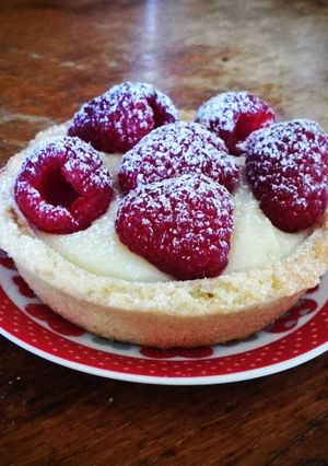 Foto di Crostatine lamponi e cioccolato bianco