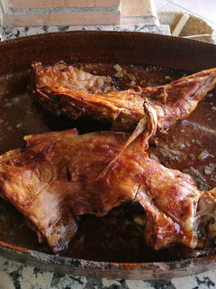 Una foto de Cabrito asado (cordero o cochinillo)
