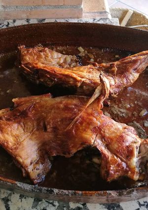 Una foto de Cabrito asado (cordero o cochinillo)