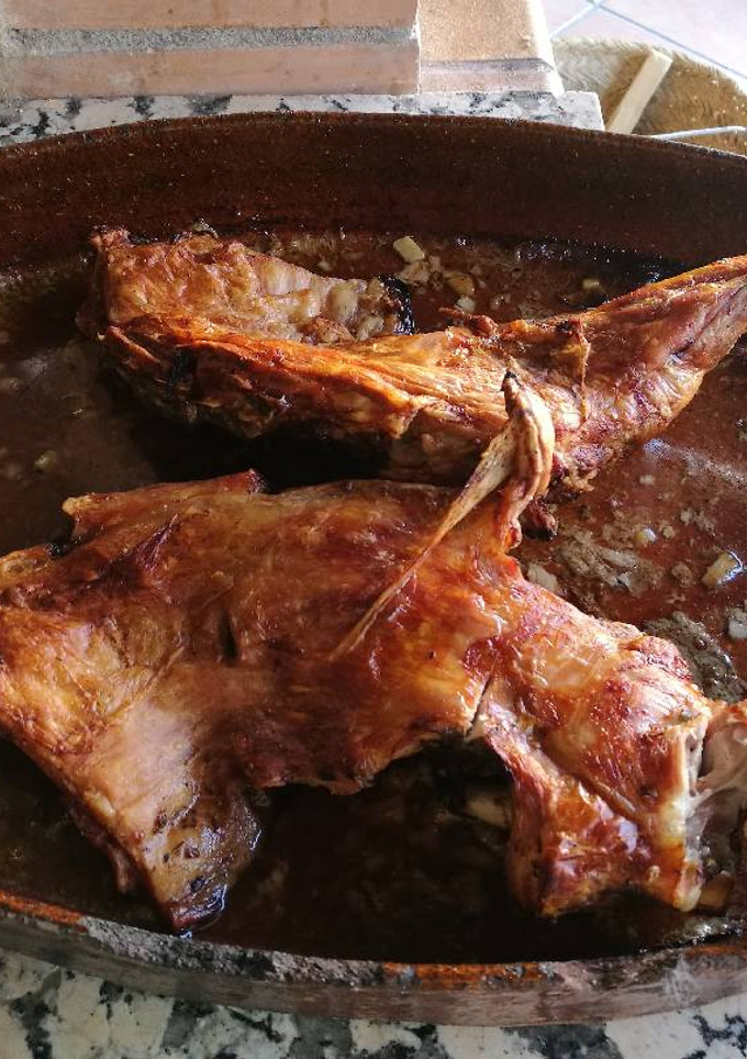 Una foto de Cabrito asado (cordero o cochinillo)