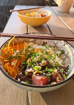 Une photo de Poke cacahuète et thon