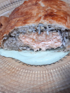 Una foto de Wellington de Salmón con crema de setas