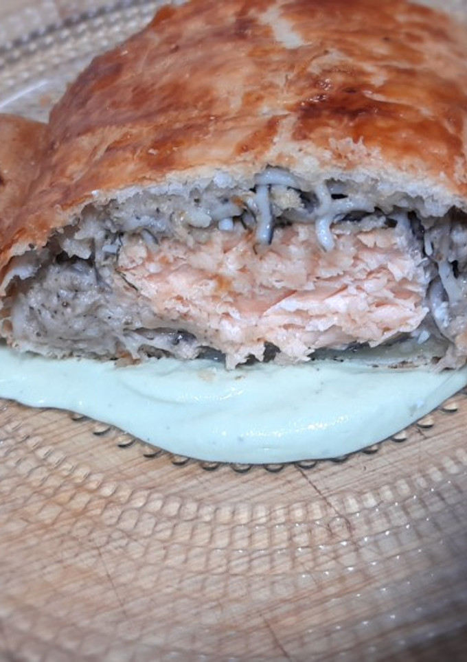 Una foto de Wellington de Salmón con crema de setas