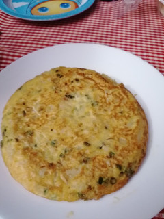 Una foto de Tortilla de patatas y espárragos verdes