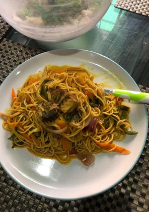 A picture of Spagetti with veggies.