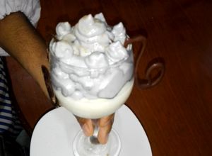 Una foto de Mousse de arroz con leche y espuma de mazamorra morada