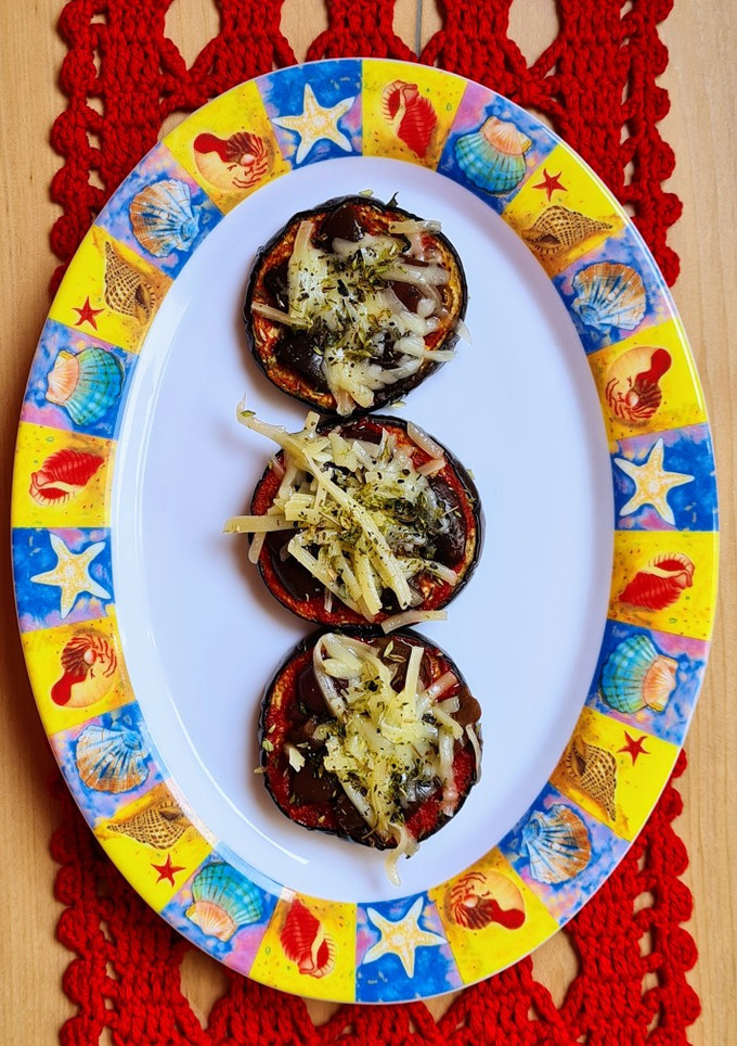 Una foto de Mini pizzas de berenjena 🍆 "Trampantojo" BBB 🍕